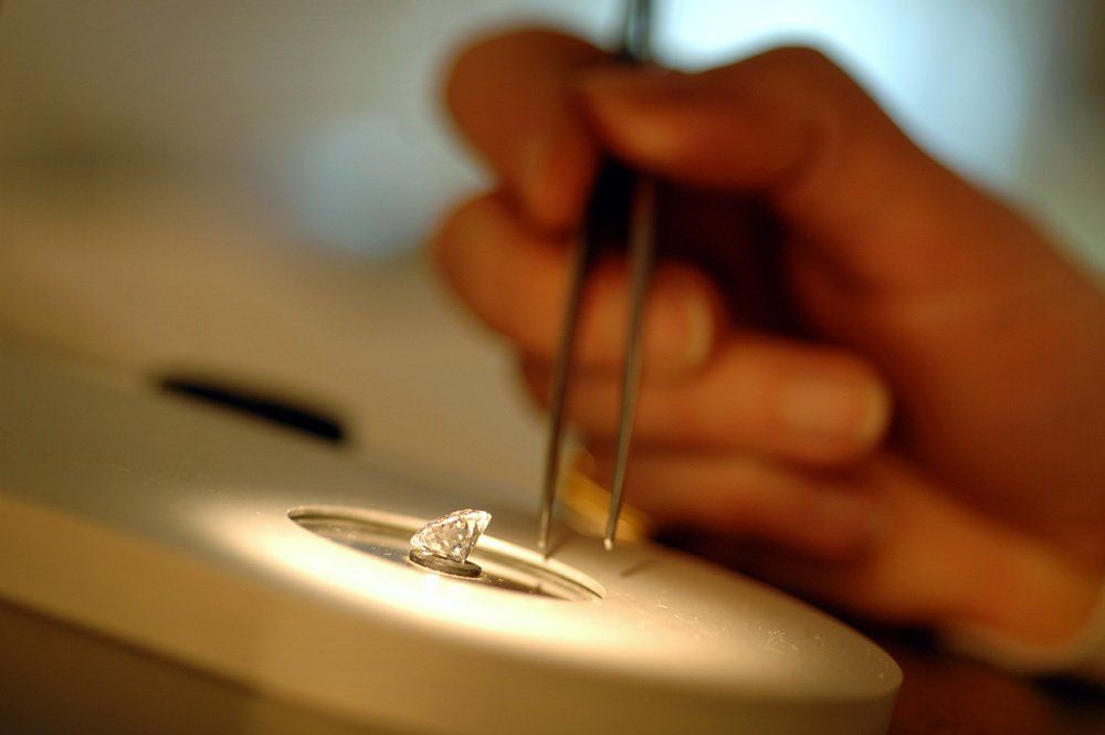 Perizia tecnica professionale su un gioiello